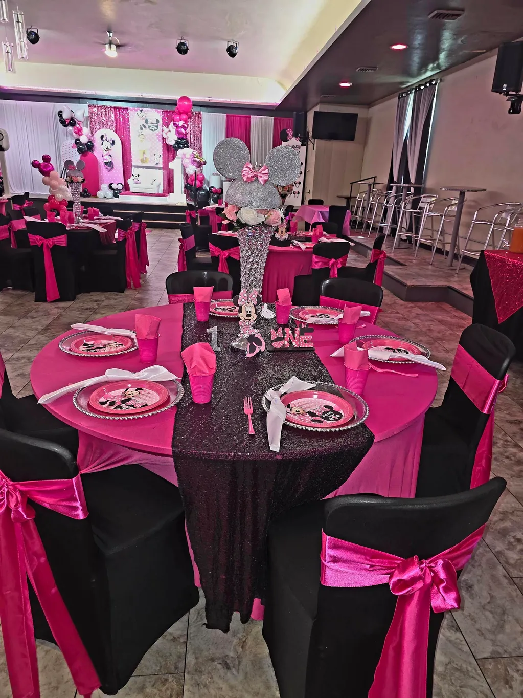 Custom event decor arrangement with coordinated colors